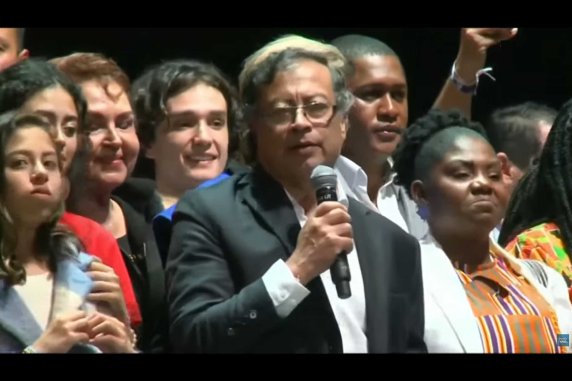 Gustavo Petro e a vice-presidente Francia Marquez da coalizão Pacto Histórico comemoram a vitória no segundo turno das eleições presidenciais, na Arena Movistar, em Bogotá, Colômbia, em 19 de junho de 2022.