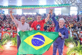 Lula defende que o governo precisa deixar o conforto dos palácios em Brasília para conhecer de perto os problemas do povo, assim como ele fez em 2003.