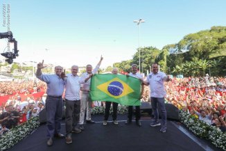 Em ato com mais de 20 mil pessoas, Lula volta a reafirmar apoio a Jerônimo Rodrigues para governador da Bahia.