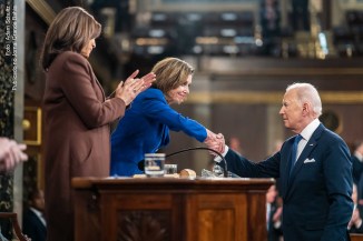 Presidente da Câmara dos Representantes dos Estados Unidos, Nancy Pelosi cumprimenta presidente Joe Biden.